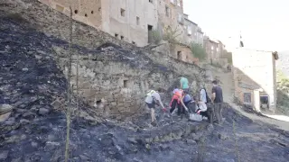 Labores de limpieza de Moros, el pueblo devastado por las llamas.