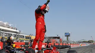 El piloto monegasco Charles Leclerc (Ferrari) celebra su victoria.