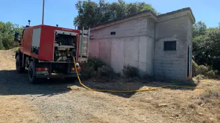 Los bomberos suministran agua a Campodarve desde hace unos días.