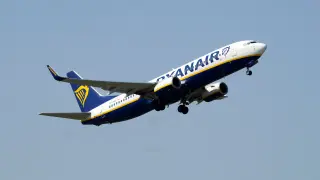 El avión Boeing 737-8AS de Ryanair despega del aeropuerto internacional de Riga
