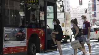 Usuarios subiendo al autobús en Zaragoza durante la huelga en julio de 2022