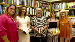 Rosa Serrano, Lucía Ciudad, Chema Aniés, Aitana Allué y Silvia Salazar en la librería Anónima de Huesca.