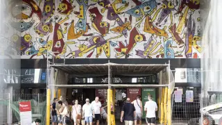 Mural de Saura en Grancasa, tras la reforma de la fachada del centro comercial.
