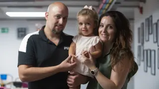 Pilar Yanguas y Jonás Zaldívar, con su hija Emma, de tres años.