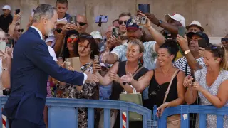 Felipe VI saludando a varios ciudadanos en Palma