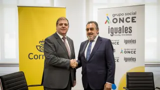 Juan Manuel Serrano y Miguel Carballeda, tras la firma del acuerdo.