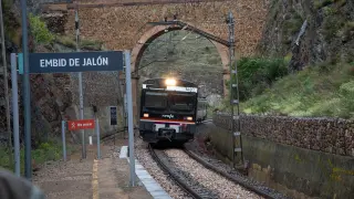 Un tren regional, a su llegada a la estación de Embid de Jalón.