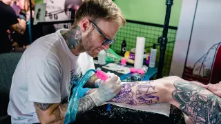 Arte en la piel en una convención de tatuadores en Polonia