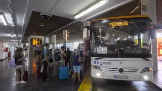 Un grupo de viajeros hace fila, este lunes por la tarde, para subirse al bus Zaragoza-Canfranc.