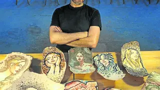 Néstor Pablo Roldán, con sus cerámicas.