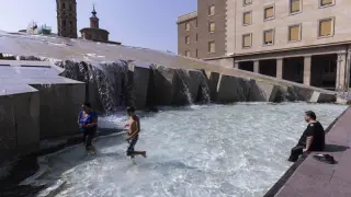 Calor en Zaragoza. El rey del 'simpa' refrescándose en la Fuente de la Hispanidad.