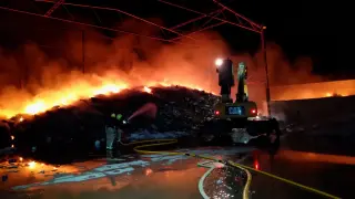 Incendio en una empresa de gestión de residuos de La Puebla.