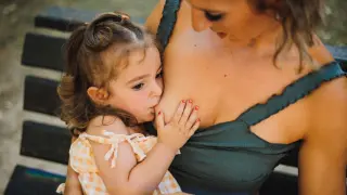 Retratos de lactancia materna en el Parque Grande.