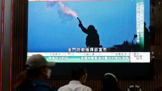 Una cadena de televisión china muestra imágenes de las maniobras militares cerca de Taiwán.