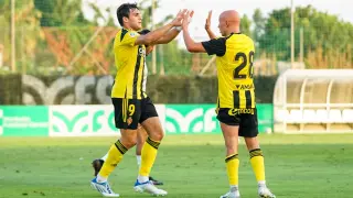 Azón se felicita con Mollejo tras conseguir el 2-1 victorioso en el partido ante el Al Shabab saudí en Marbella hace una semana.