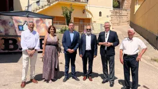 Dirigentes provinciales del PP, con el alcalde de Ferreruela de Huerva.