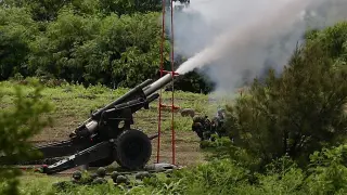 El ejército taiwanés dispara fuego real en unas maniobras, este martes.