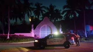 El FBI, en la residencia de Mar-a-Lago que el expresidente de EE. UU. Donald Trump tiene en Florida.