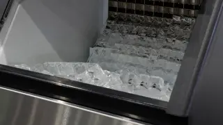 Máquina fabricadora de hielo bajo mostrador, un modelo my empleado en hostelería.
