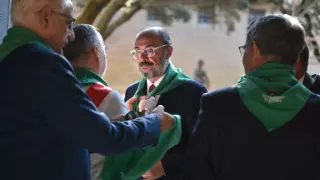 Javier Lambán celebró en Huesca los 40 años del Estatuto. En la imagen, a su llegada al ayuntamiento, donde el concejal de Fiestas, Ramón Lasaosa, le puso la pañoleta.