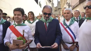 Javier Lambán y Luis Felipe, reciben 'el papel' con las criticas en la Cuesta de Santiago.