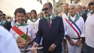 Javier Lambán y Luis Felipe, reciben 'el papel' con las criticas en la Cuesta de Santiago.