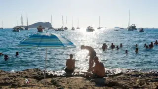Bañistas en Ibiza, este jueves.
