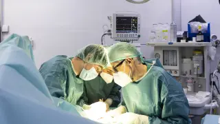 Cirujanos ortopédicos del Clínico, durante una intervención en la Clínica del Pilar en junio.