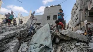 Niños en las ruinas palestinas.
