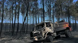 Un camión de bomberos, calcinado en Francia por las llamas que asolan el país.