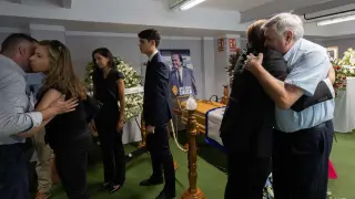 A la derecha, el expresidente Ángel Aznar se abraza con Manuel Zalba. A la izquierda, Marta Zalba.