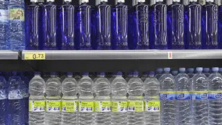 Botellas de agua en un supermercado de Zaragoza. gsc
