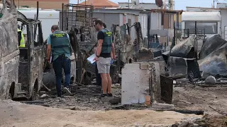 El incendio en Punta de Jandía quema casi medio centenar de autocaravanas