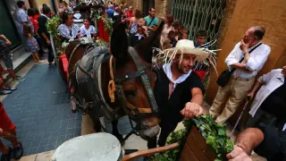 El tradicional camino de carros y caballos con el agua traída desde el santuario de San Magín