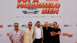 El director David Serrano de la Peña (c) y los integrantes del grupo Hombres G, David Summers (2-d), Rafa Gutiérrez (i), Javier Molina (d) y Daniel Mezquita (2-i), a su llegada al estreno de la película 'Voy a pasármelo bien'