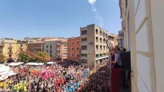 La plaza de España a rebosar de peñistas durante el chupinazo de Caspe.