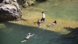 Gente bañándose en el Pozo Pígalo en el río Arba de Luesia (Zaragoza).