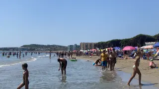 Playa de La Pineda con altos niveles de ocupación en la mañana de este viernes 12 de agosto.