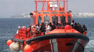 Los ocupantes de la octava patera rescatada este jueves llega a Lanzarote.