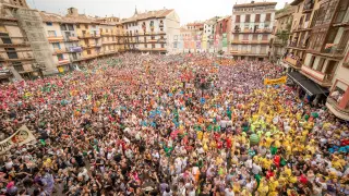 Cientos de personas, ayer en el inicio de las fiestas de Calatayud