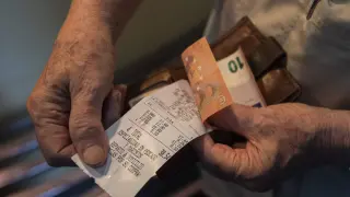 Detalle de un ticket de la compra en un mercado de abastos.