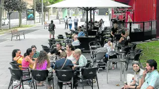 Varias personas en la terraza del quiosco de la Gran Vía de Santiago Ramón y Cajal, este sábado.