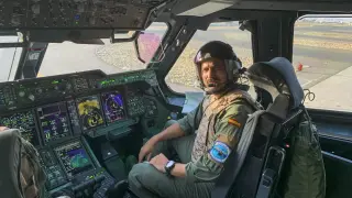 El capitán Juan Alberto Barba, en la plataforma esperando al personal afgano.