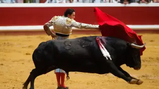 El diestro peruano Andrés Roca Rey con su segundo toro de la tarde, al que ha cortado dos orejas, durante el festejo de la Semana Grande de San Sebastián celebrado hoy lunes en la plaza de Illumbe.