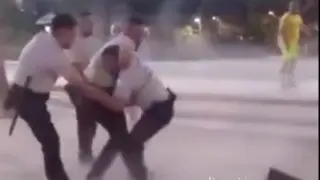 Captura del vídeo de la pelea entre dos vigilantes en Calatayud.