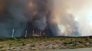 Incendio se acerca al ferrocarril de Teruel a Sagunto.