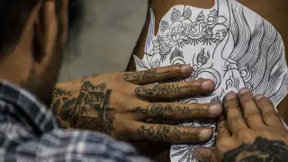 Una persona haciéndose un tatuaje.