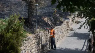 Vuelta a casa de los vecinos tras el incendio en Añón de Moncayo.