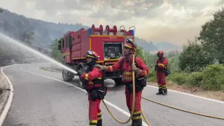Los dos bomberos que resultaron heridos en este incendio están ya dados de alta y el agente aragonés herido también evoluciona favorablemente.