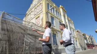 Víctor Serrano, consejero de Urbanismo y Equipamientos, en una visita a la Harinera de Casetas